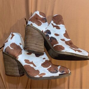 Size 8.5 A Rider Girl Tan/White Cow Booties